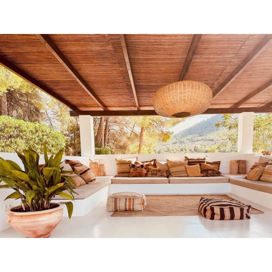 Ibiza make-over finca Wendy van Dijk lekkerwonen kilim cushions poufs