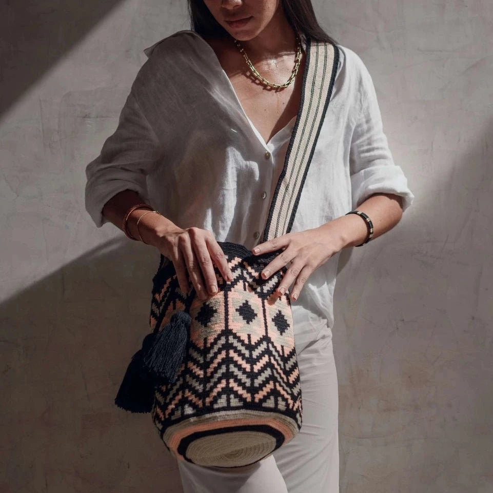 Wayuu bag crossbody black grey pink L