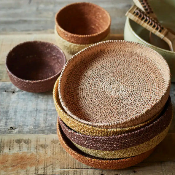 Madam Stoltz seagrass tray round earth tones