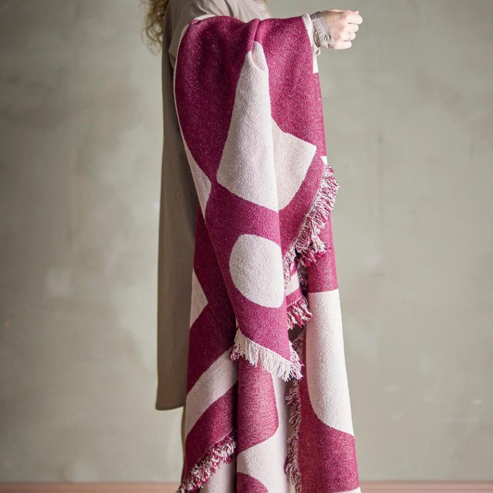 Olica throw Bloomingville burgundy white styling