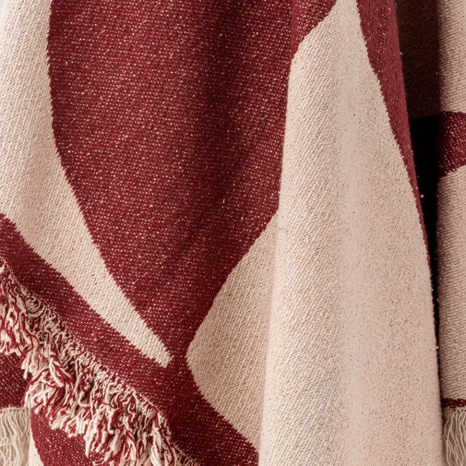 Olica throw Bloomingville burgundy close up