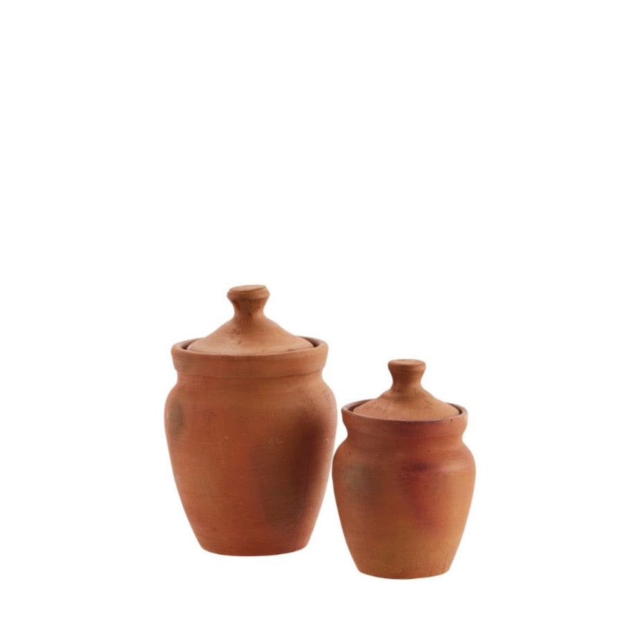 kleine terracotta pot met deksel in twee maten; geeft een warme aan je keuken.