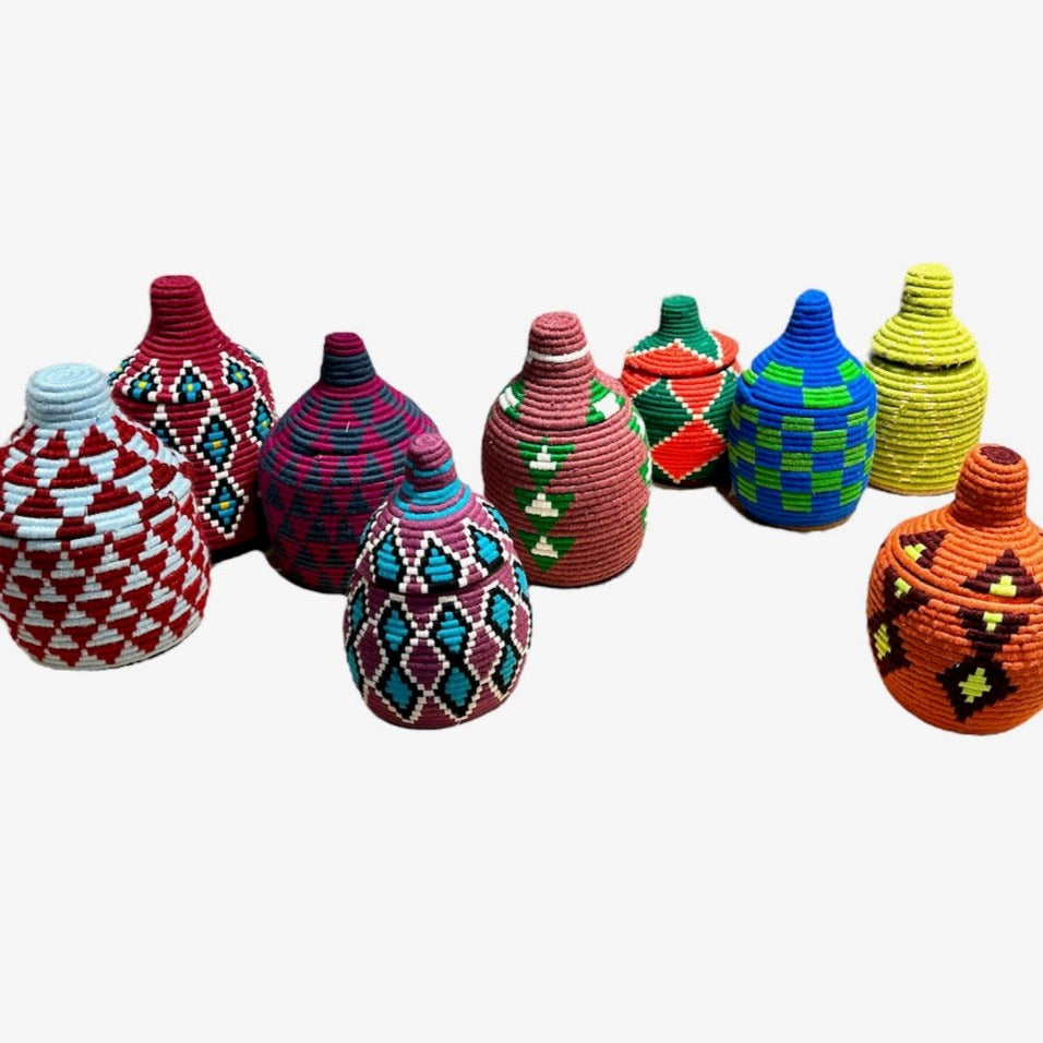 Berbermand Berberkorb Souk in der Stadt