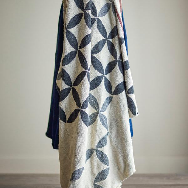 Bloomingville throw Forma natural blue floral print