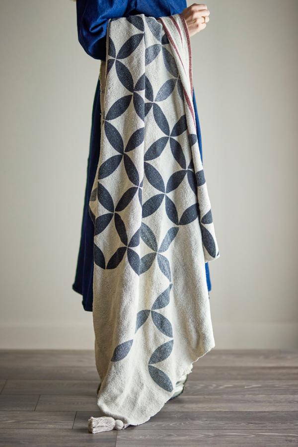 Bloomingville throw Forma natural blue floral print