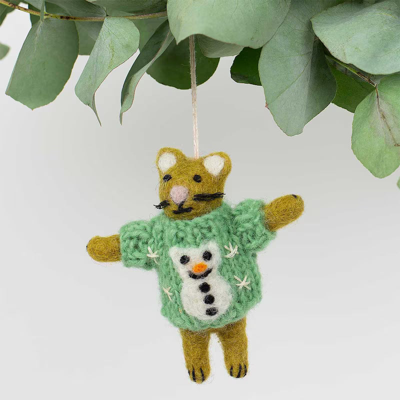Un ornement de Noël en feutre représentant un chat avec un pull de bonhomme de neige