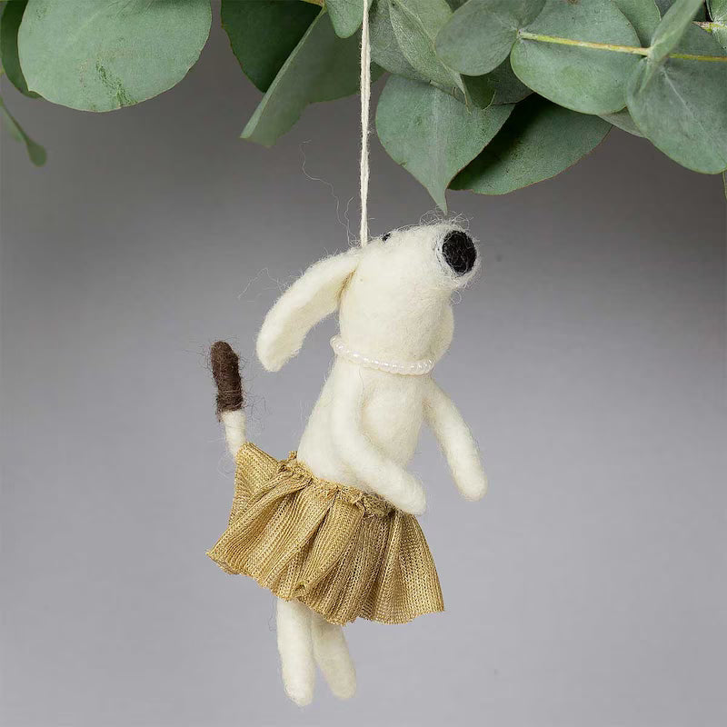 Un ornement de Noël en feutre de Craft du monde, chien glamour