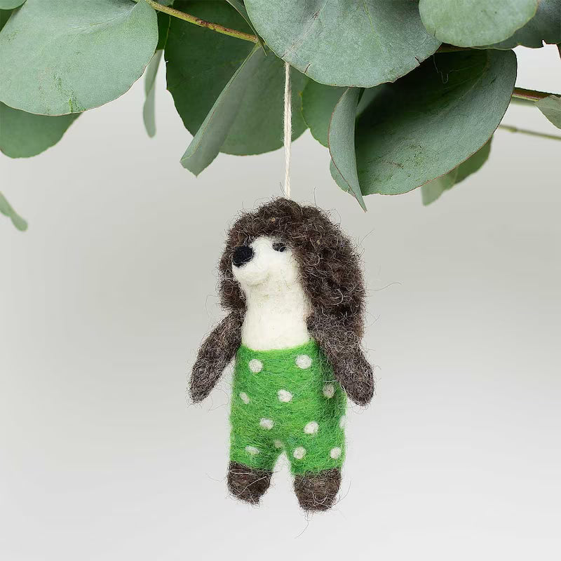 Un ornement de Noël en feutre de la marque A World of Craft, hérisson avec un pantalon vert