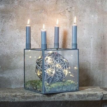 Guirlande lumineuse en fil Ib Laursen dans un vase de Noël