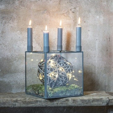 Guirlande lumineuse en fil Ib Laursen dans un vase de Noël