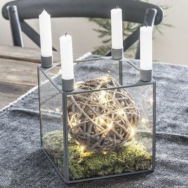 Vase décoratif avec des bougies et des lumières LED sur une table