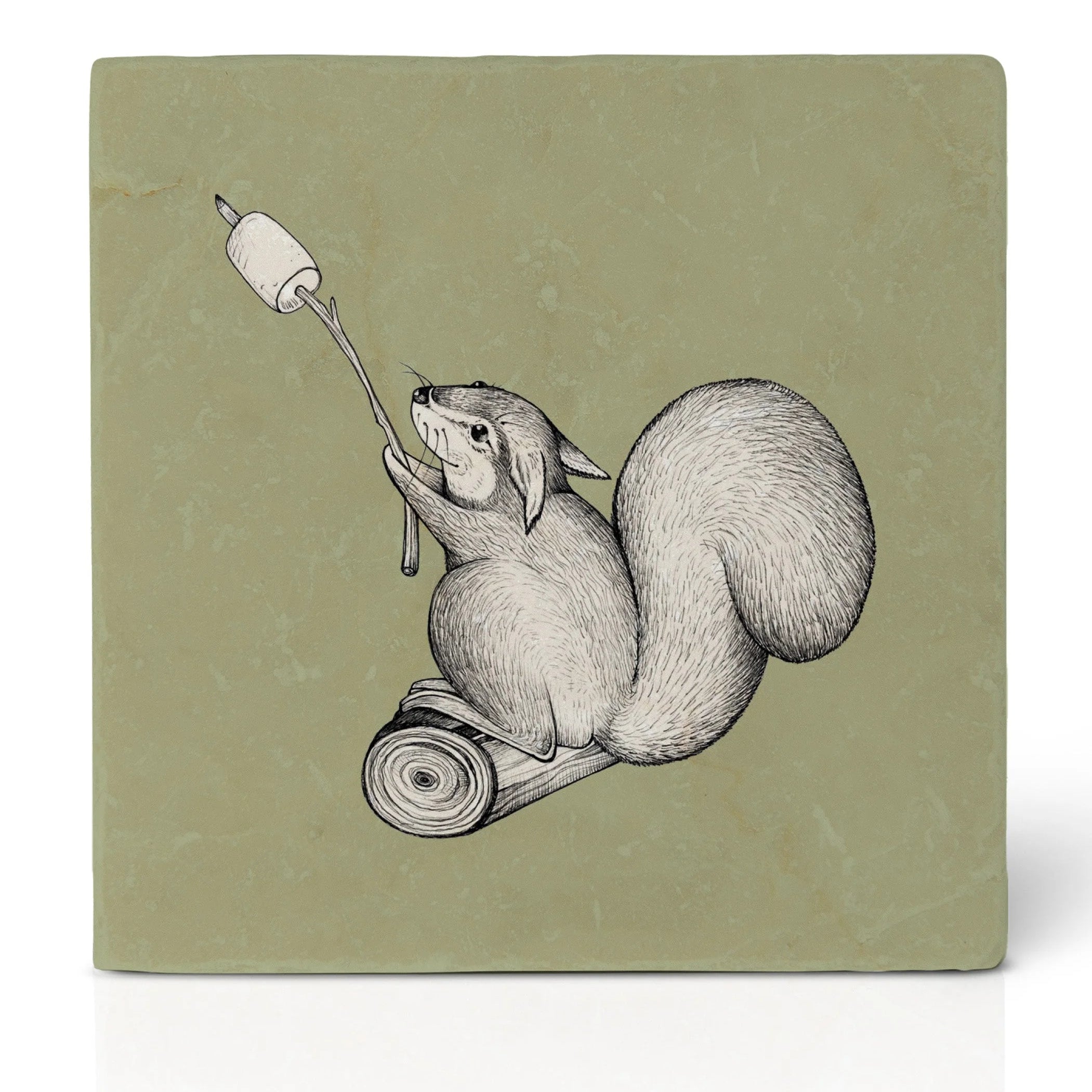 Fliesenuntersetzer mit einer Illustration eines Eichhörnchens, das einen Marshmallow an einem Stock mit grünem Hintergrund röstet
