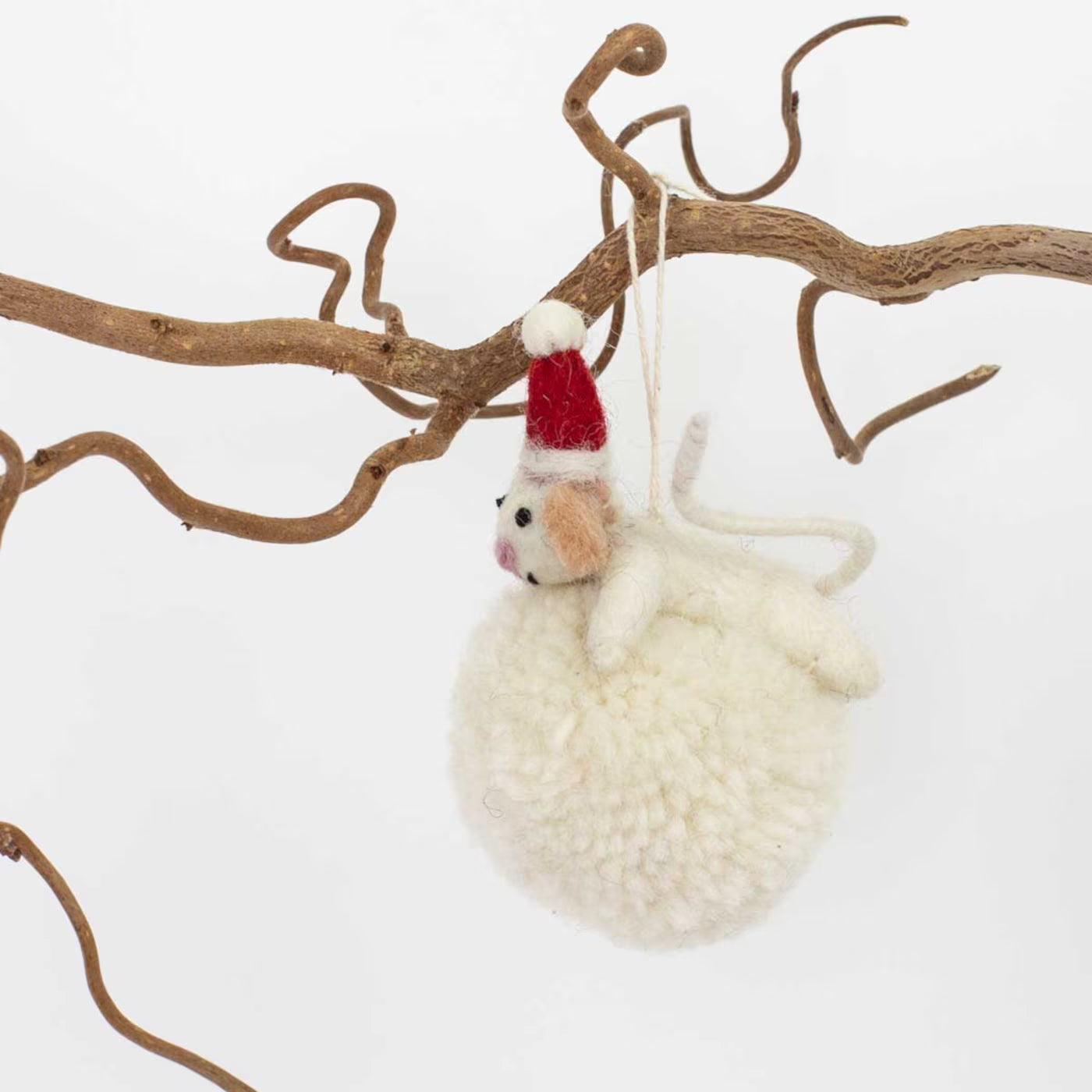Un ornement de Noël en feutre représentant une souris avec une boule de neige