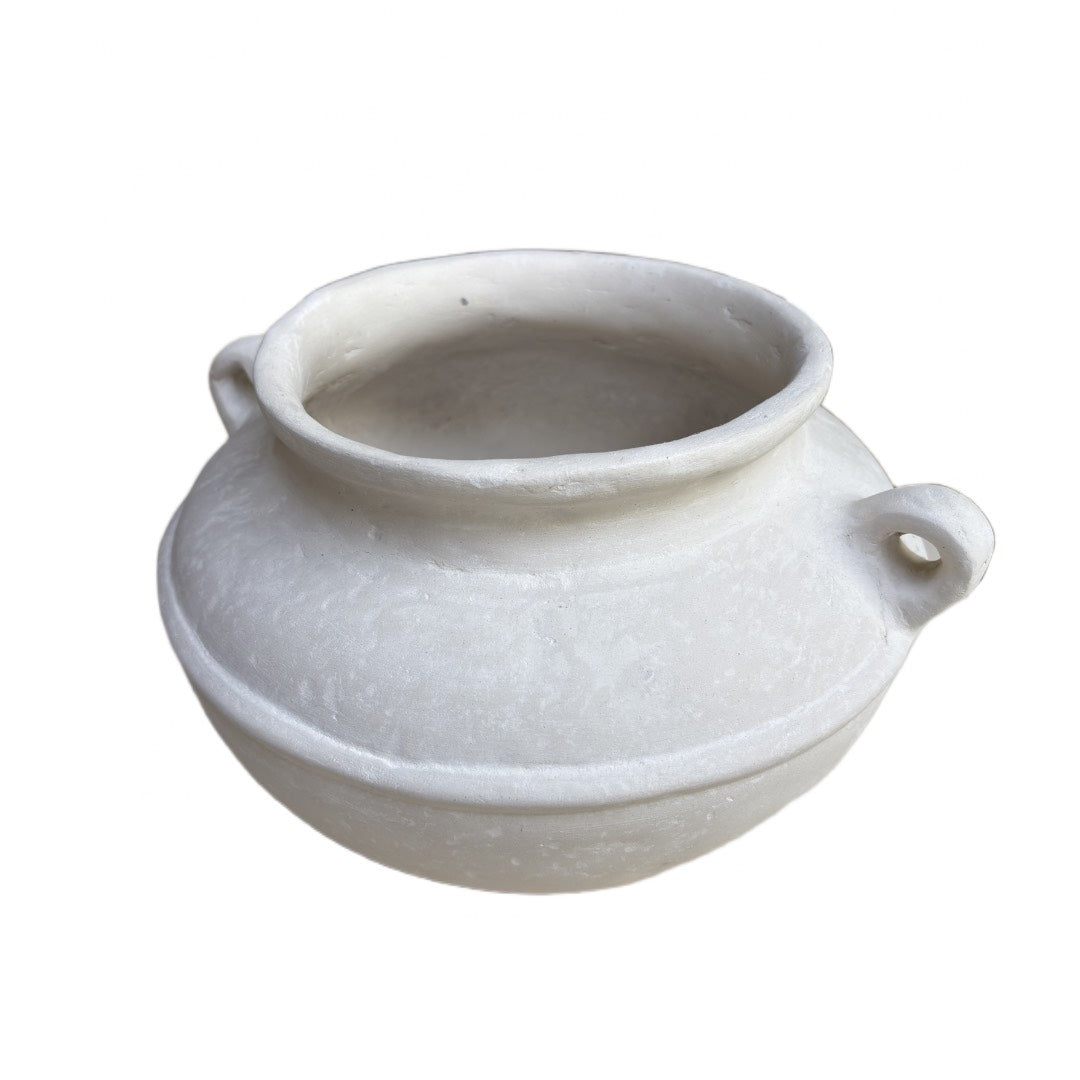 Pot en papier mâché blanc avec poignées sur un fond blanc