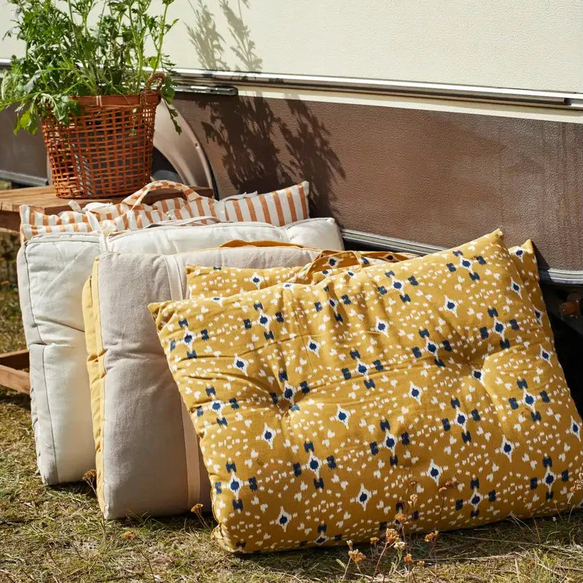 Outdoor setting with patterned mattress cushions
