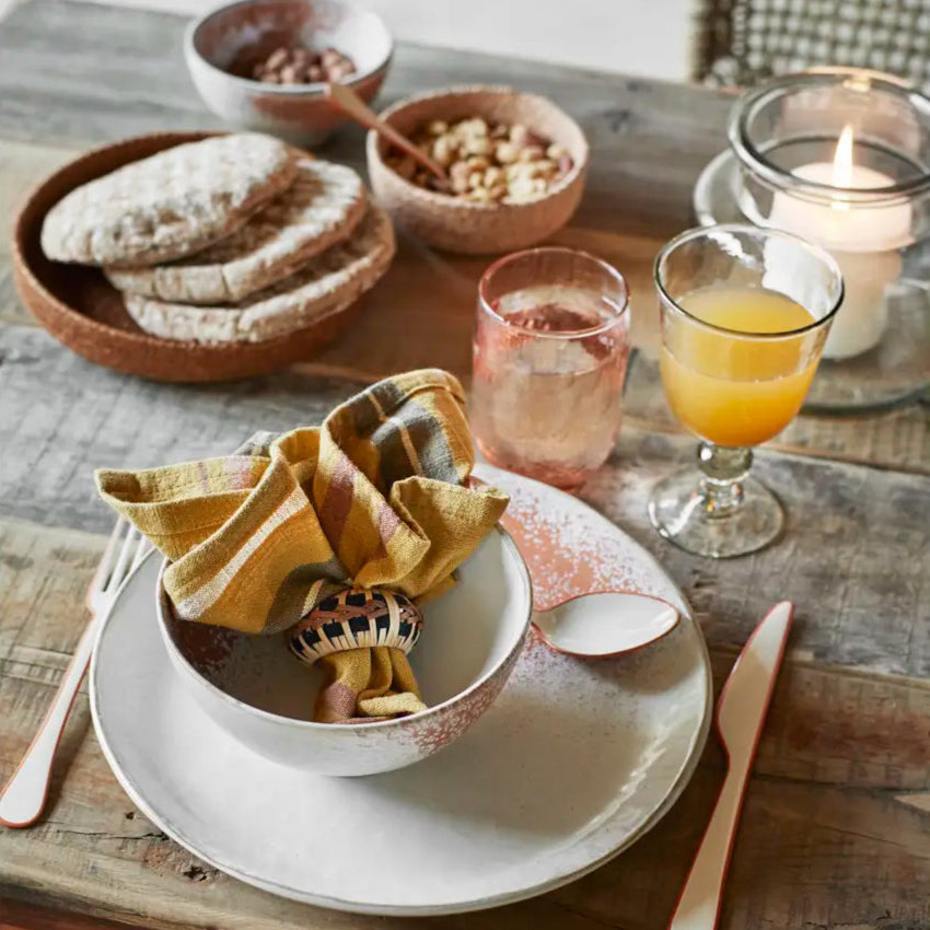 Madam Stoltz Seegras-Tablett rund Erdtöne Tischgestaltung