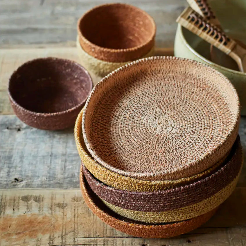 Madam Stoltz Seegras-Tablett rund Erdtöne