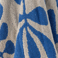 Nevine throw Bloomingville blue close up
