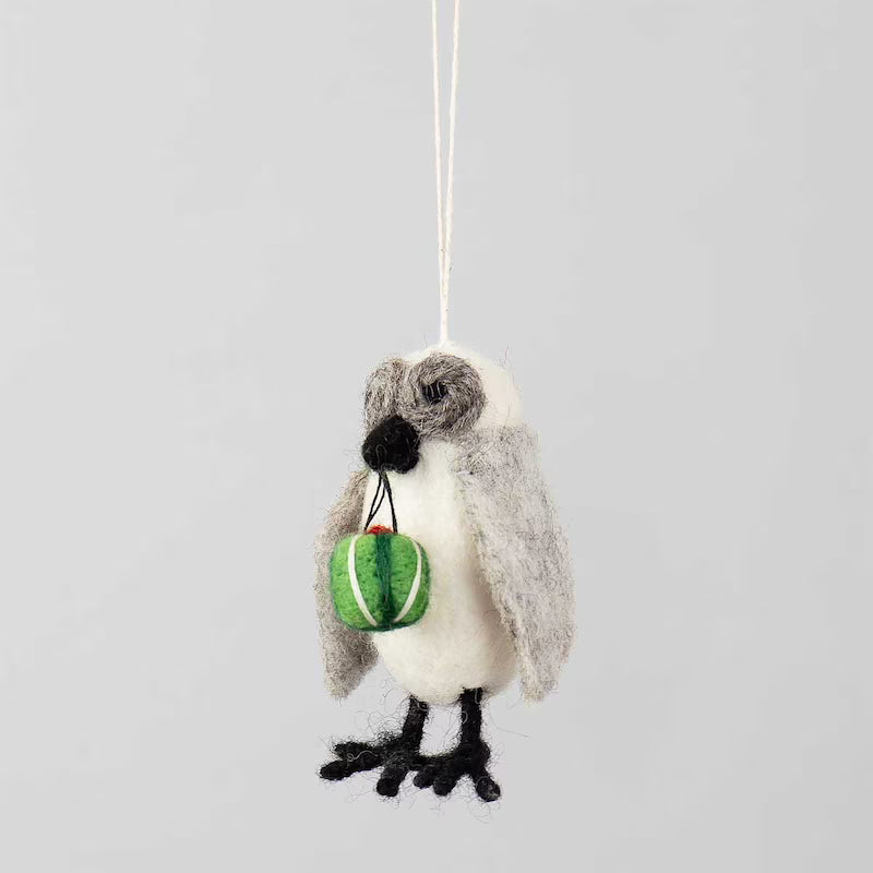 Un ornement de Noël en feutre de la marque A World of Craft représentant un hibou avec un cadeau
