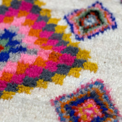 Ourika rug Souk in the City Morocco hand knotted unique kleed Marokko close up