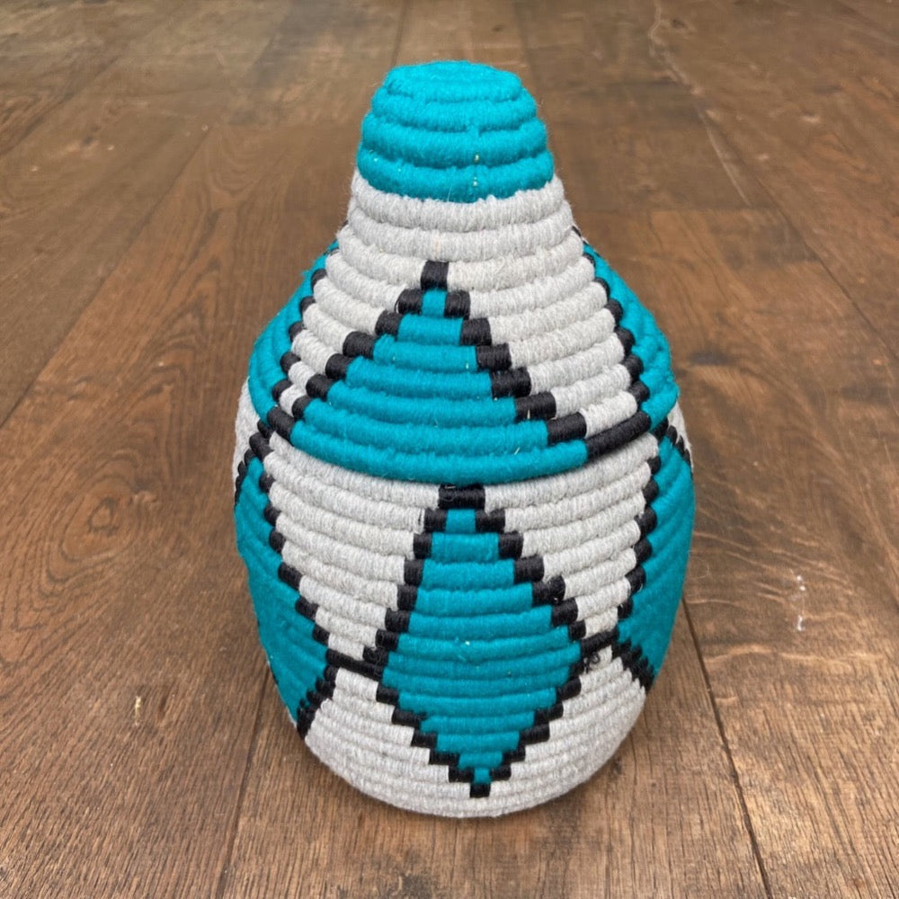 Berber basket mand berbermand Marokko colourful kleurrijk small Souk in the City blauw