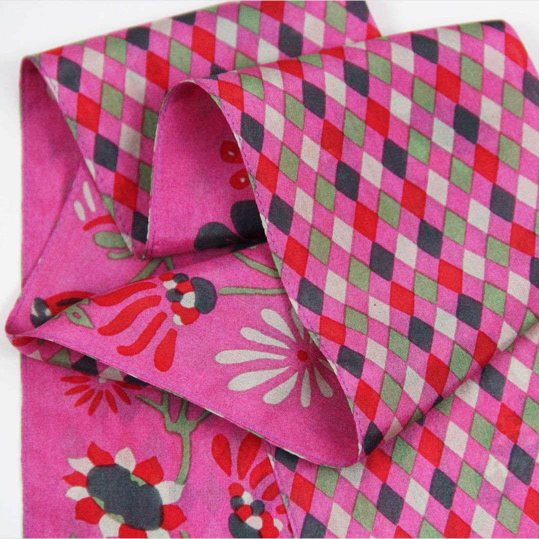 Les Belles Vagabondes Silk Twilly Scarlett Fuchsia Close Up