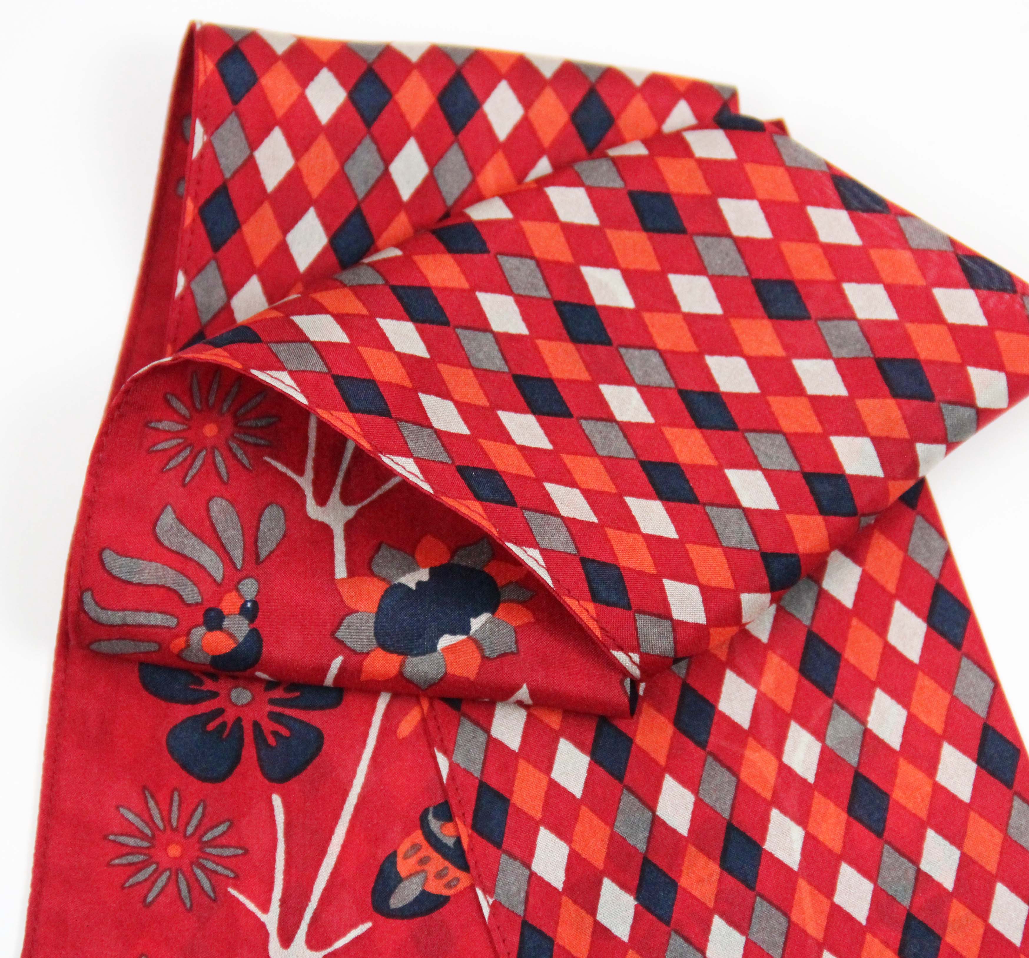 Les Belles Vagabondes Silk Twilly Scarlett Red Close Up