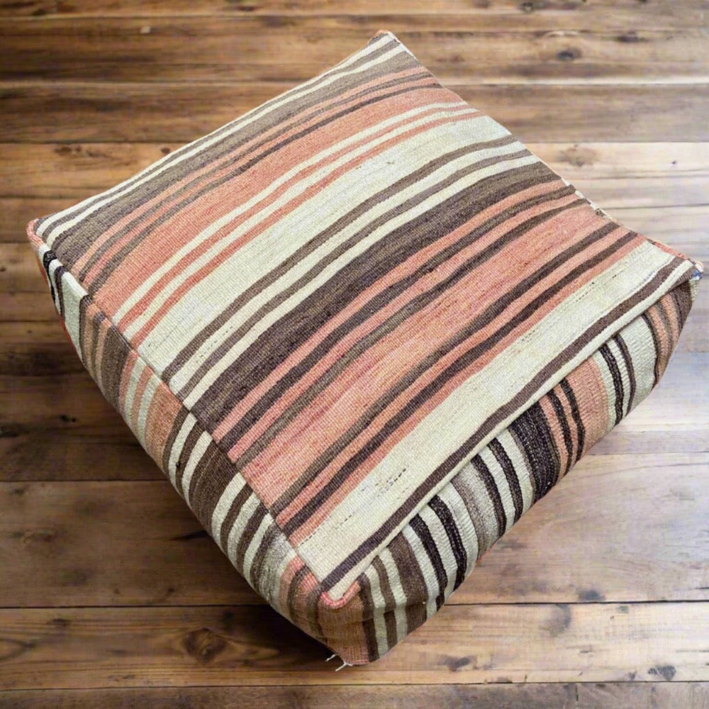 vintage kelim poef Wendy van Dijk Ibiza