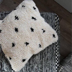 Beni Ourain dotted pillow 45x45 Ouarain cushion kussen kussenhoes Marokko wit zwarte stippen