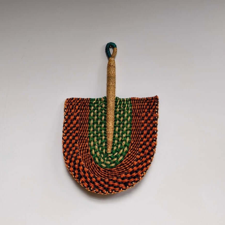 Bolga fan waaier handgeweven olifantsgras Bolgatanga PaiPai Sankore Afrika elephant grass groen rood