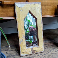 houten spiegel geel India decoratie uniek Fairtrade Indian mirror yellow wood