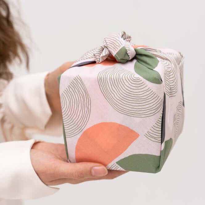 La La Fete sustainable gift wrap cloth green circles gift duurzaam inpakpapier katoen groene cirkels