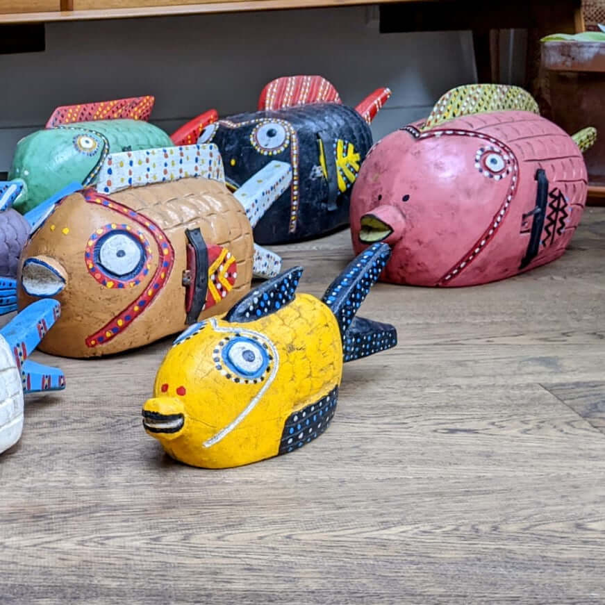 pez Bozo poisson en bois Sankore Afrique Poisson en bois coloré vivre décoration intérieure cadeau unique Commerce équitable fait main couleur intérieur