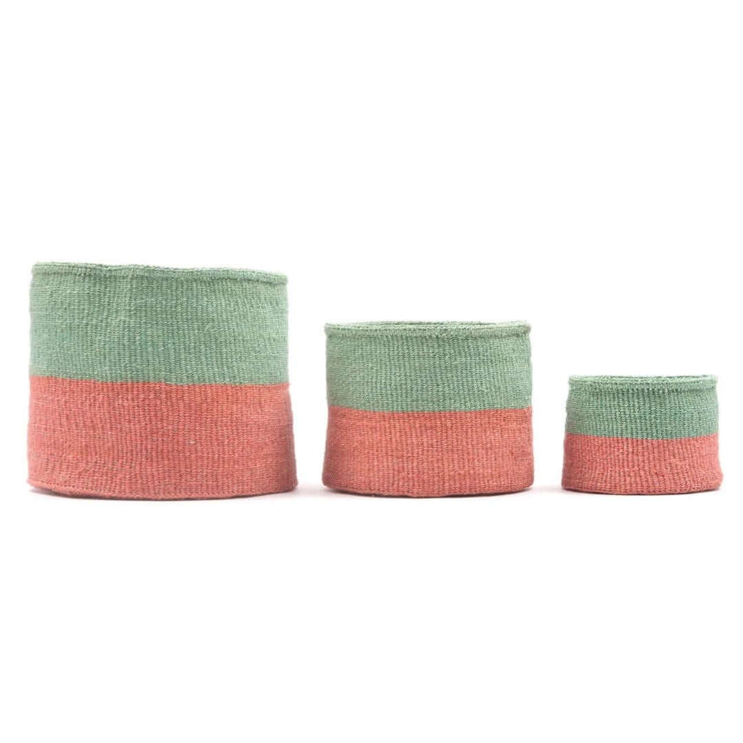 The Basket Room Cheo colourblock baskets handwoven sisal green coral mand Kenia handgemaakt fairtrade groen rood