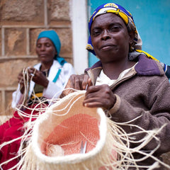 The Basket Room Kali colourblock neon pink orange roze oranje mand sisal making of Kenya