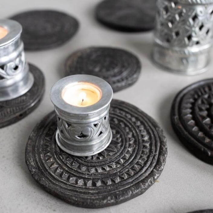 Handgeschnittenes Steingeschirr aus schwarzem Ton von Verre Fairtrade