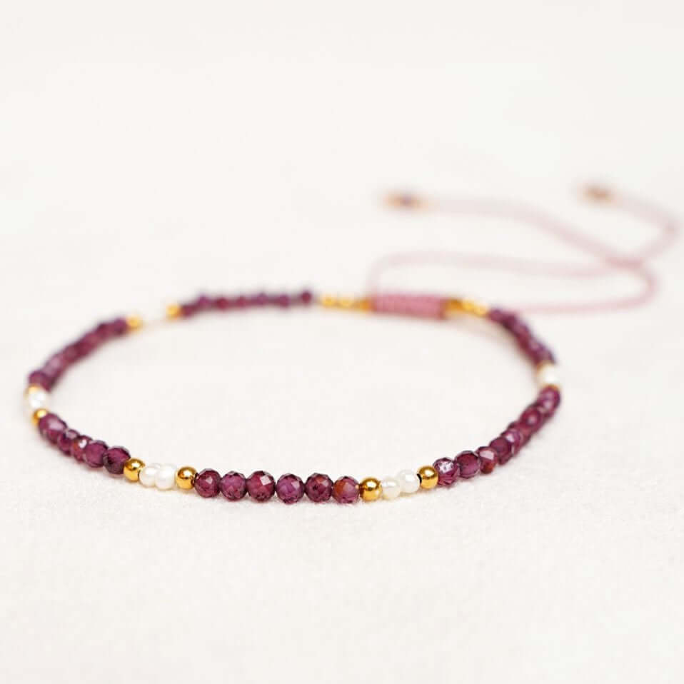 armband halfedelstenen verguld kraaltjes granaat parel rood wit vriendschapsarmband kralenarmband Muja Juma