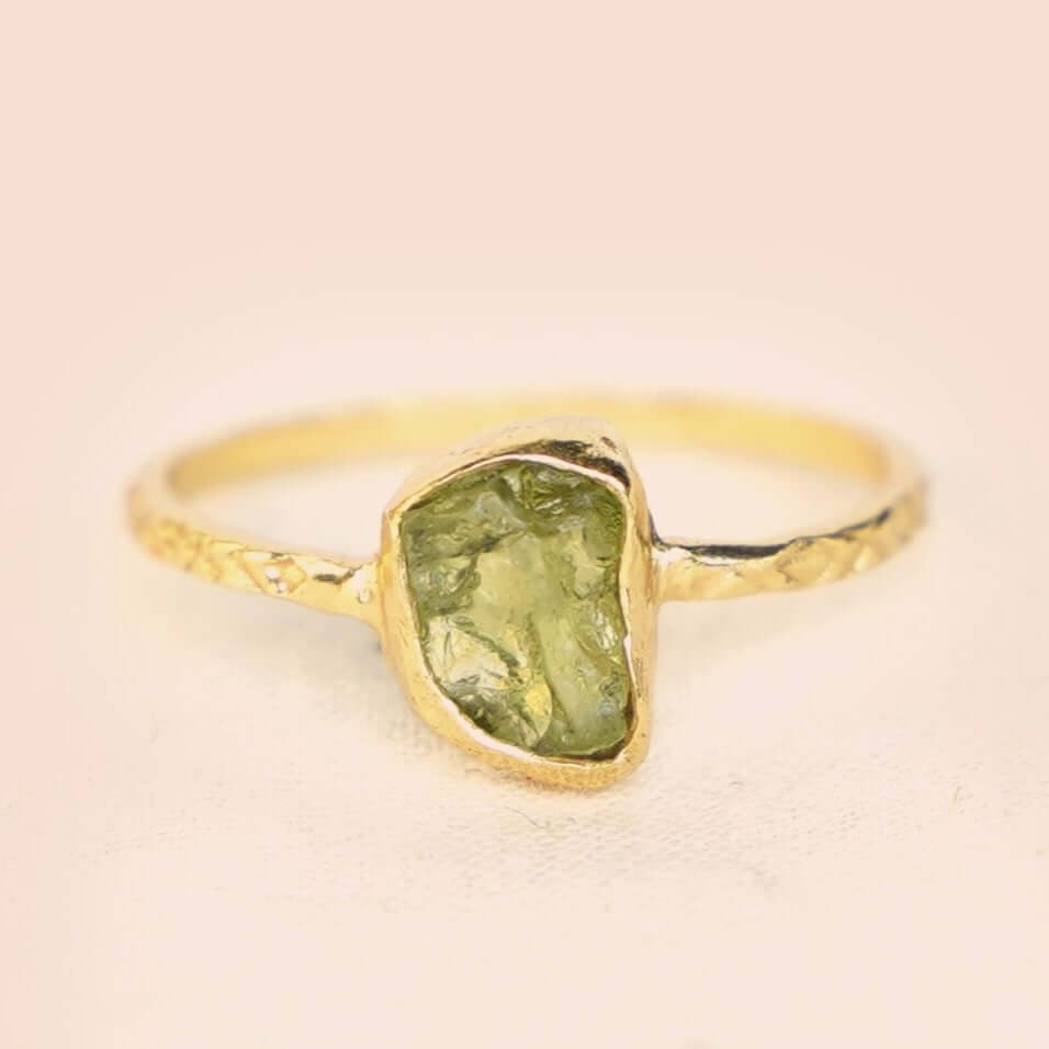 birthstone ring jewellery august peridot gold plated handmade fairtrade Muja Juma geboortesteen ring augustus verguld