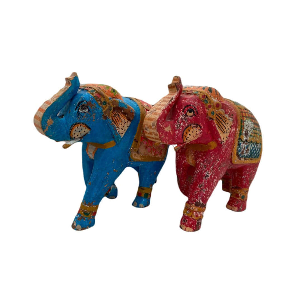Blue red  wooden elephants blauwe rode houten olifantenbeeld olifanten olifant hout beeld blauw rood India