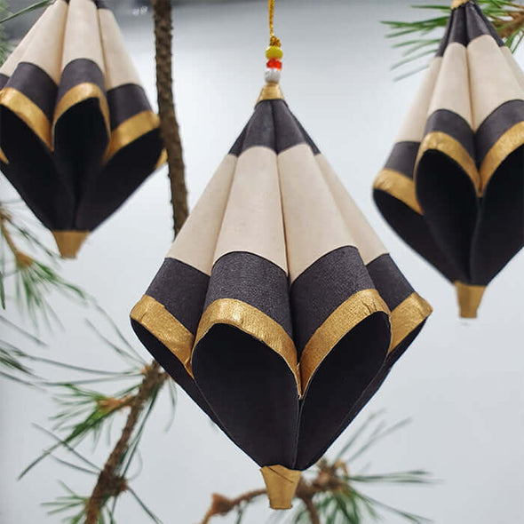kersthangers papier zwart goud Anna Nera cone paper fairtrade Christmas ornament