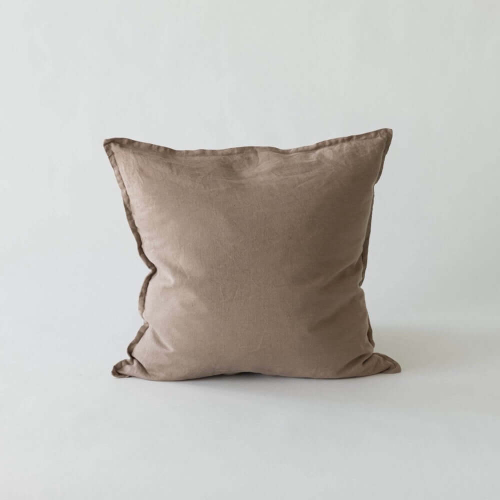 Linen cushion cover chestnut brown 50x50 cm Tell Me More linnen kussenhoes lichtbruin bruin kastanje