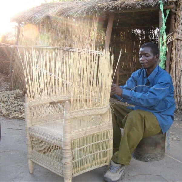 Entstehung des Malawi-Rattanstuhls Van Verre Fairtrade Malawistoel geflochtener Esszimmerstuhl handgefertigt